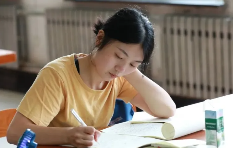 上过大学VS没上过大学的女生，区别不是一星半点，3张图给你答案