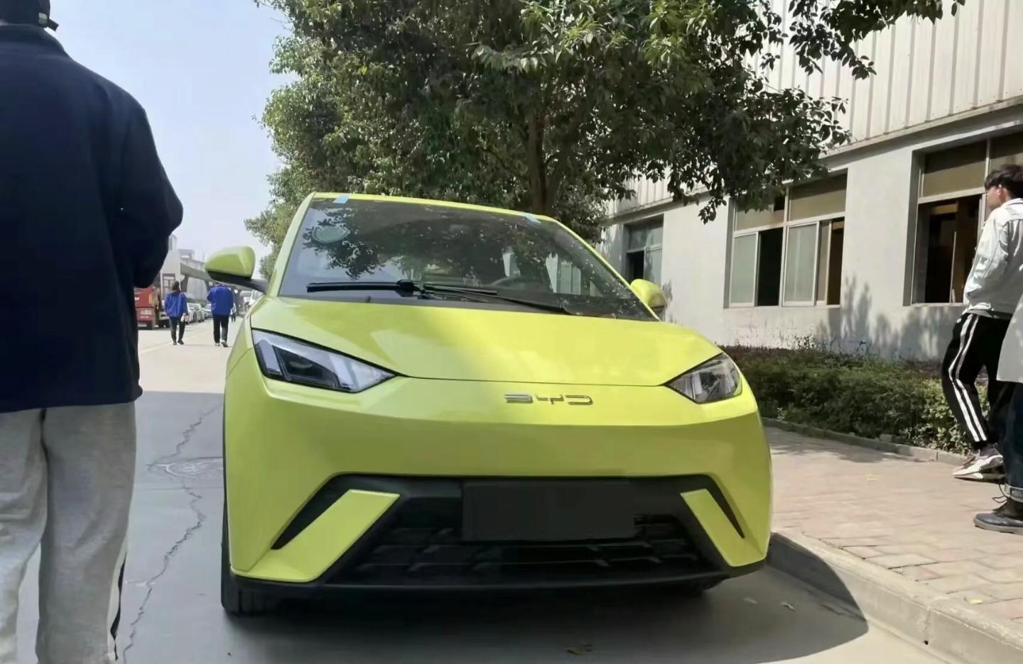 比亚迪海鸥多种颜色实车陆续到店,最大续航405km内饰比缤果科技