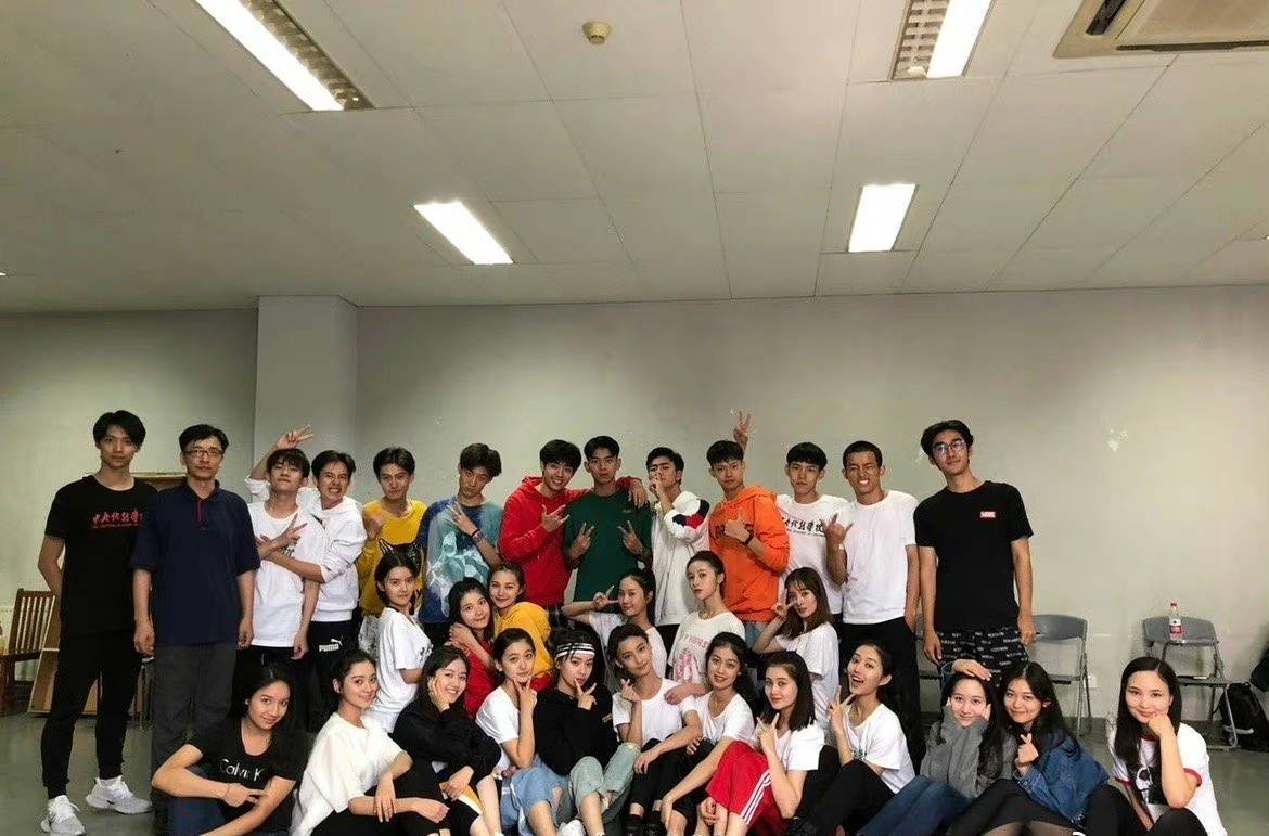 毕业啦！中戏18级表演系合影曝光 易烊千玺胡先煦李兰迪等在列