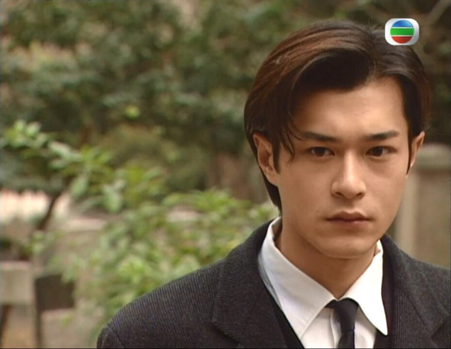 到了1998年,在电视剧《烈火雄心》中亮相时双眼皮明显多了.