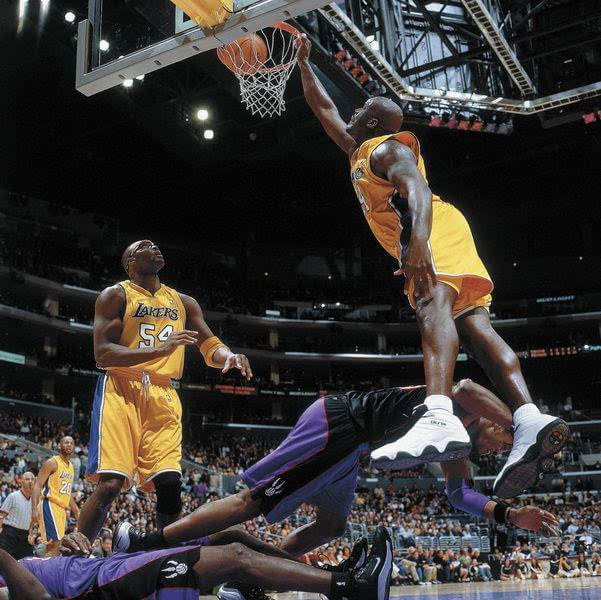 罗德曼飞身救球,奥尼尔背人扣篮)