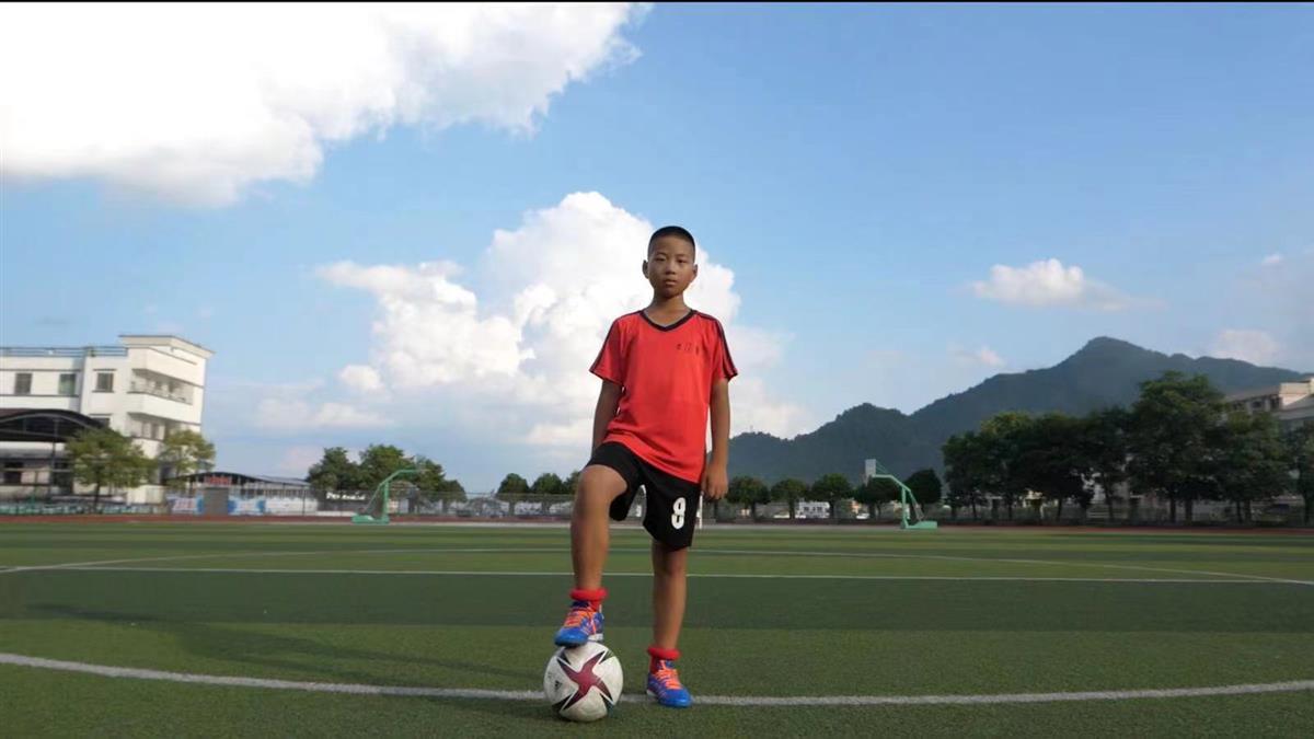 貴州丹寨世界杯現場（貴州12歲少年成世界杯決賽護旗手：將帶上家鄉蠟染，盼決賽見到C羅）