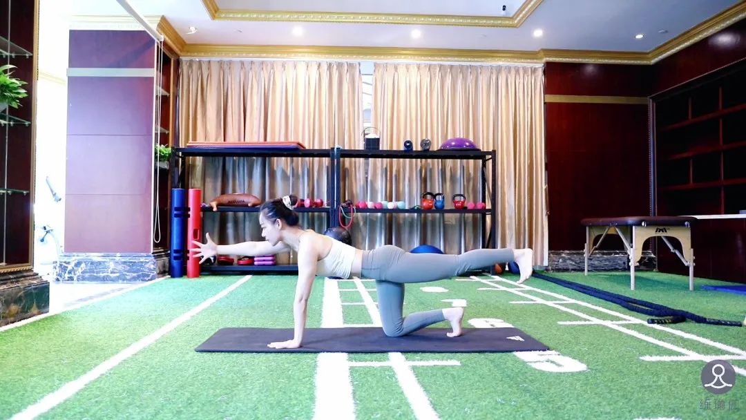 金晨暴瘦30斤吓坏网友； 身体撑不起西服； 网友惊呼：这是山寨的？