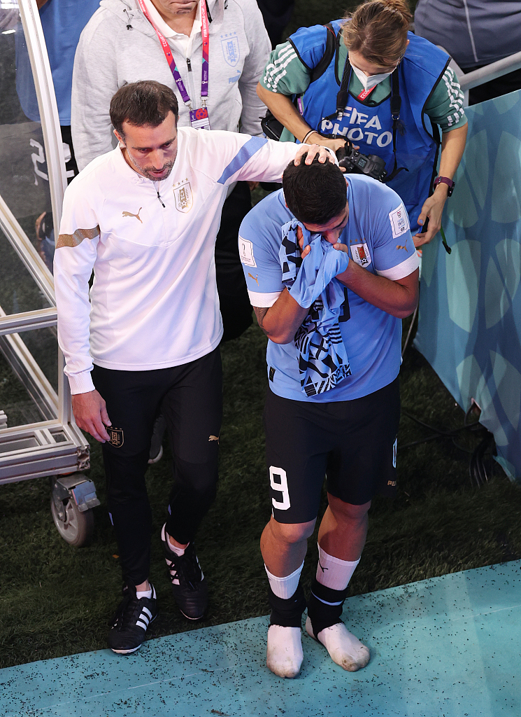 乌拉圭赢球仍出局！为轻视韩国买单，赛后围堵裁判，苏亚雷斯落泪