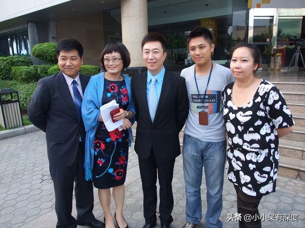 央视主持人陈伟鸿他今年55岁了老婆大人长相优雅端庄十分贤惠