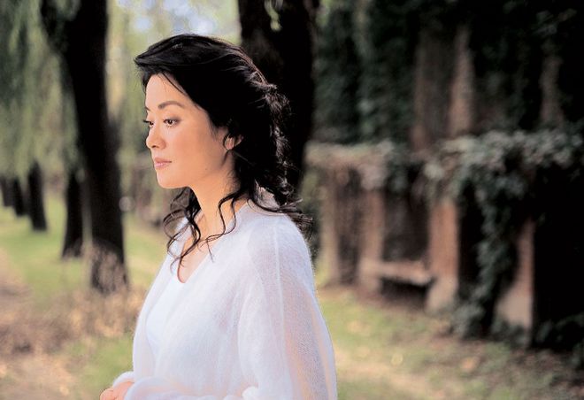 毛阿敏:被韩红跪拜,40岁嫁百亿富豪,丈夫却突然离世留下260亿