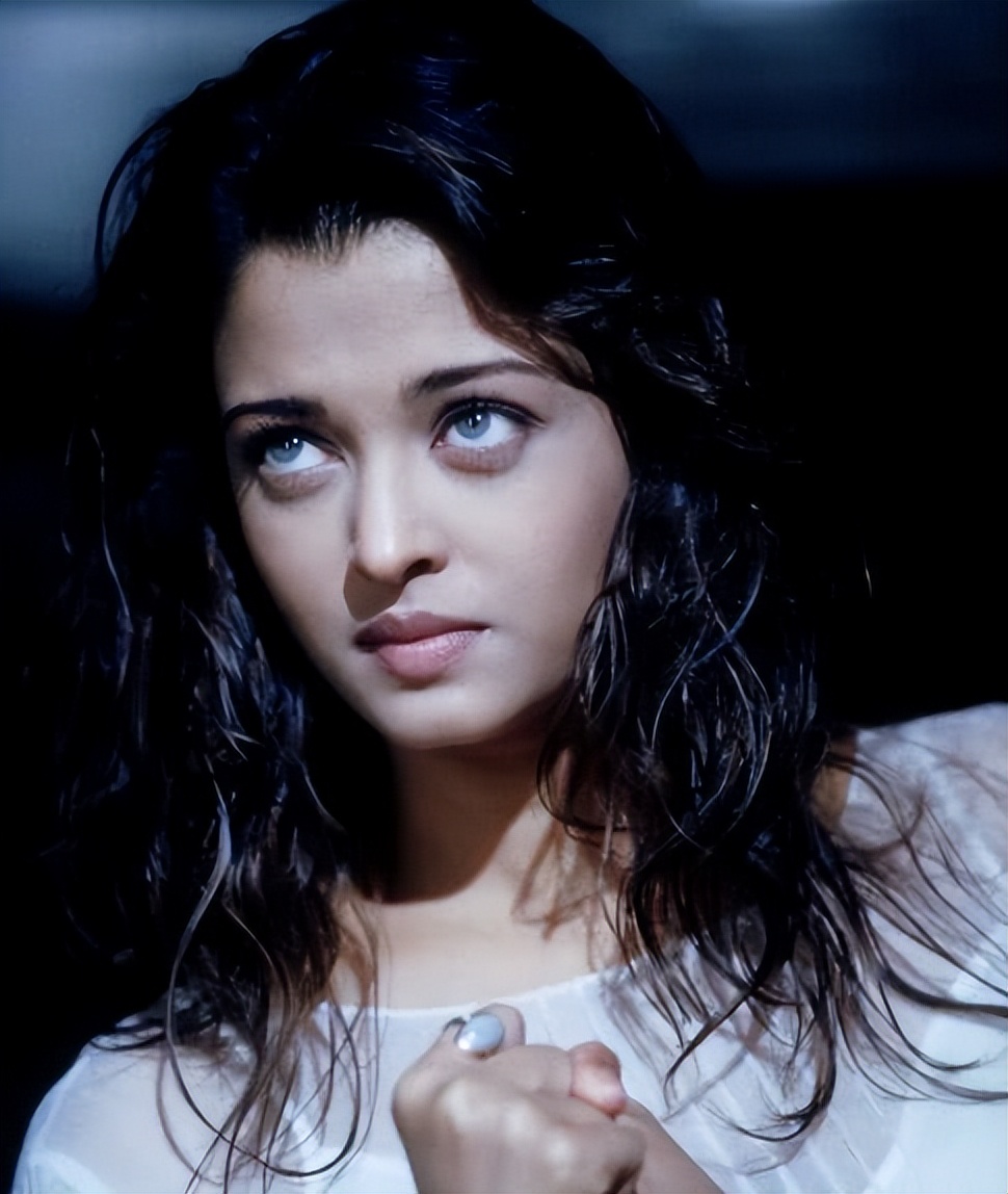 印度第一美人:"二婚"嫁给小3岁豪门丈夫,4年后生女被婆婆嫌弃