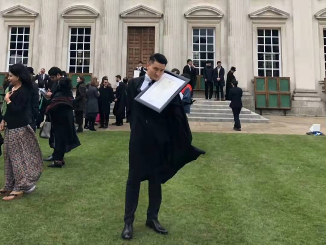 他7岁失去双臂，幼小年纪努力学会各种生活技能，被剑桥大学录取