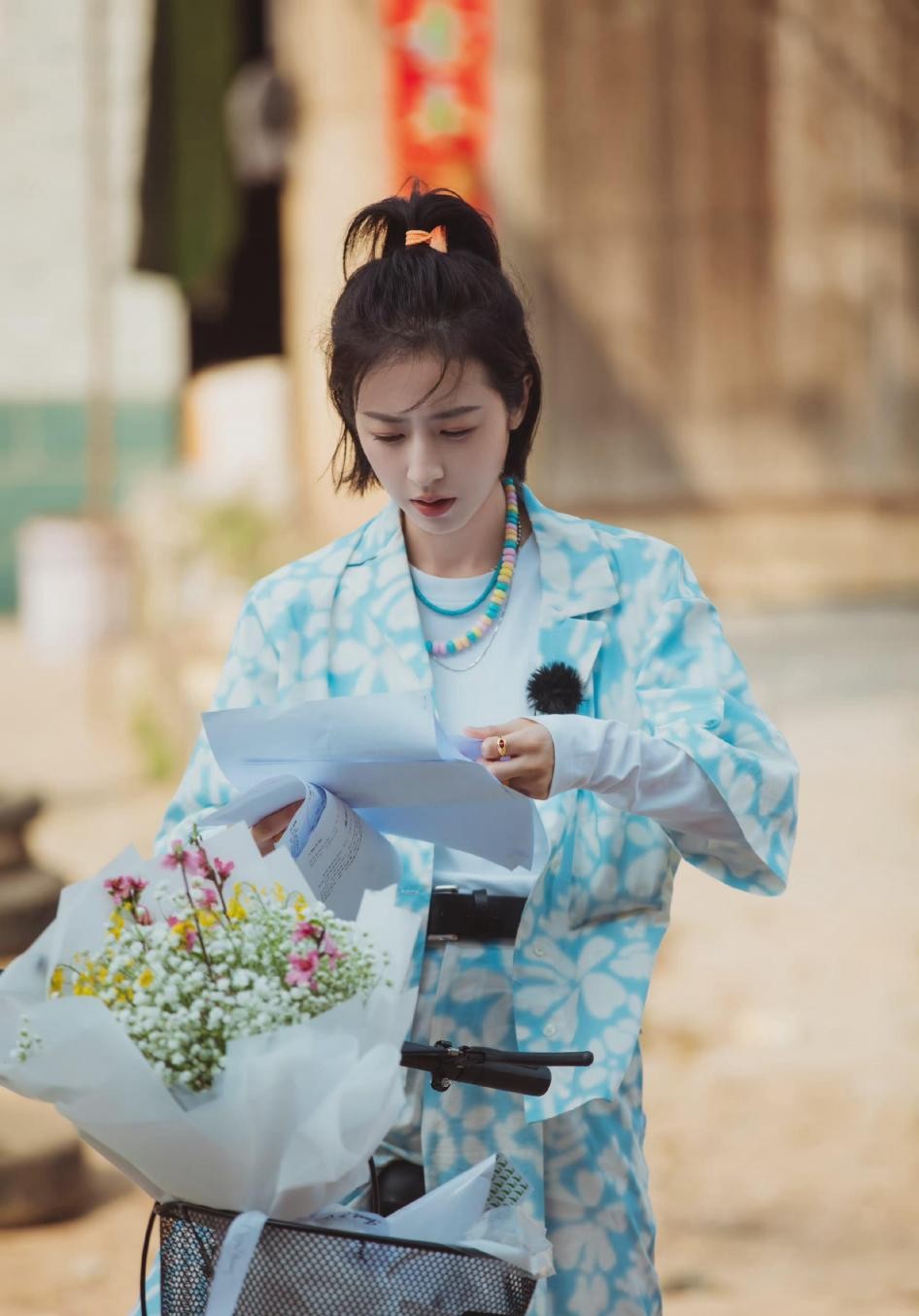 周雨彤真是个穿搭小能手，卡其色小外套配黑色连衣裙，看着真高级