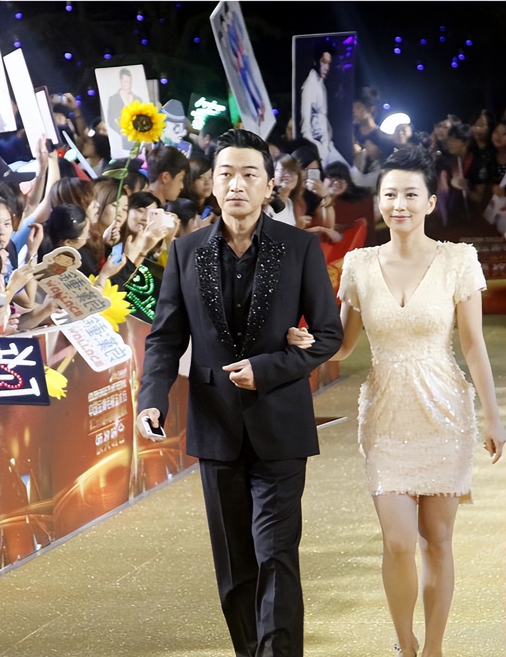 54岁演员邵峰定居加拿大,豪宅内打球吃烤羊,桌上茅台洋酒成排