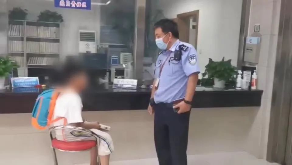 “小书包”深夜独自游荡街头 “凶蜀黍”严肃教育助其回家