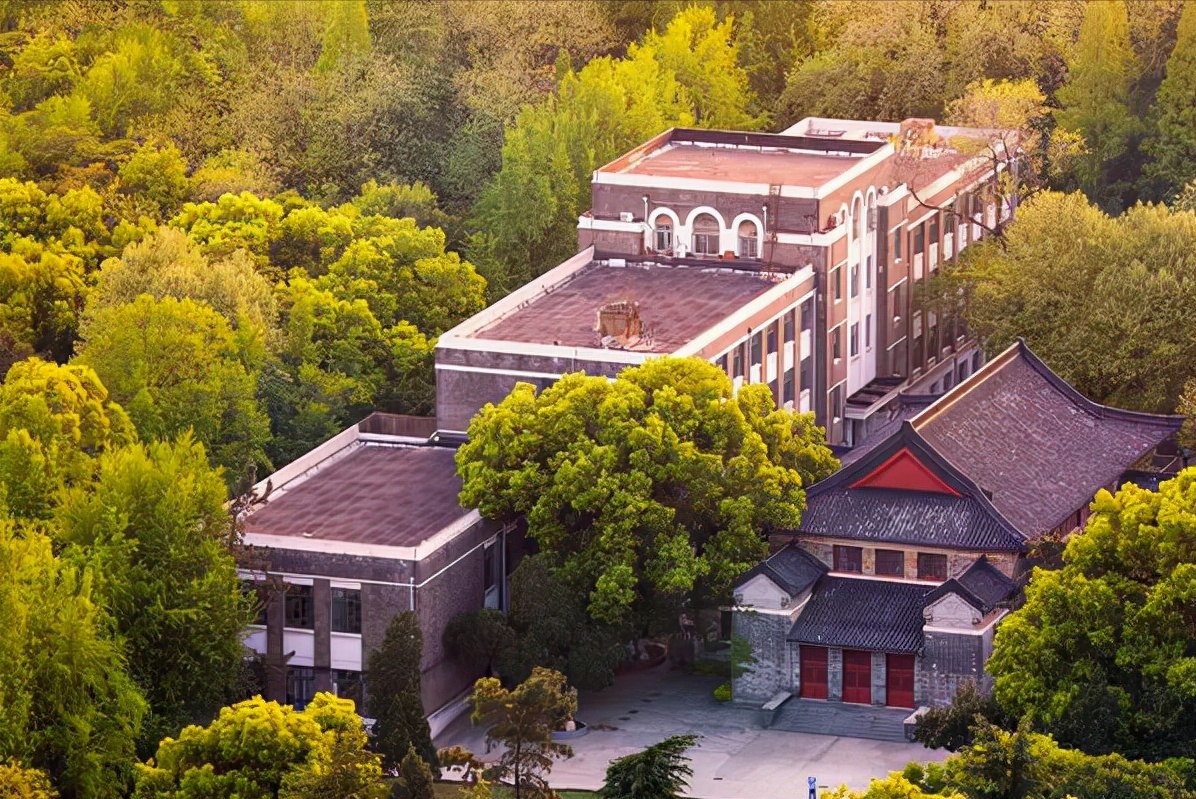 江苏高校排名更新，南京航空航天冲进前三，河海大学仅排第八