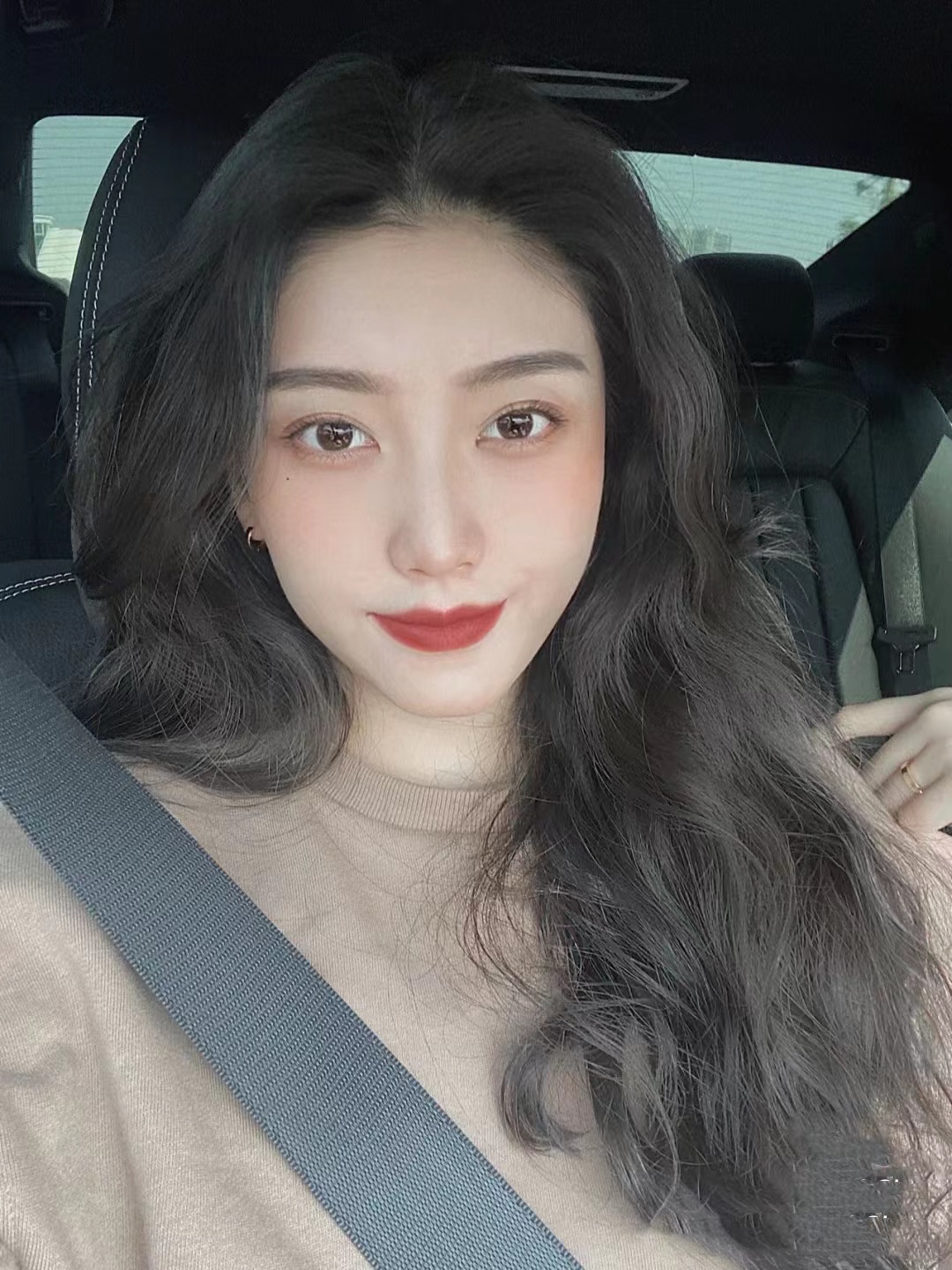 染了深褐色头发,没想到居然染出来跟黑色怎样快速洗淡自然点3