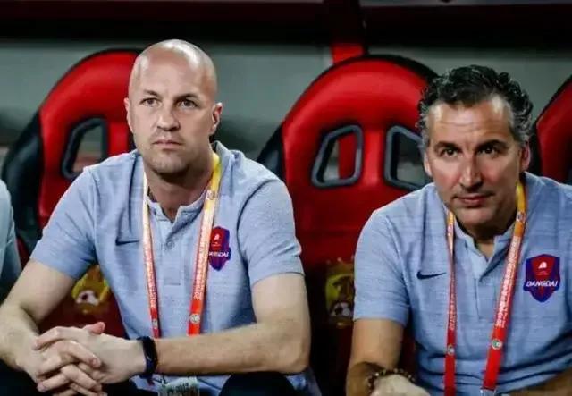 足球比赛教练应该在哪里（国足必须打好翻身仗，主教练在哪里，咱得好好白话白话）