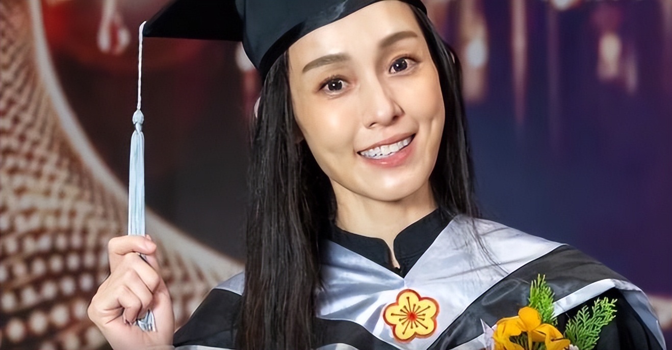 范玮琪拿到EMBA学位后激动落泪，仍旧无法走出哈佛社区大学的梗
