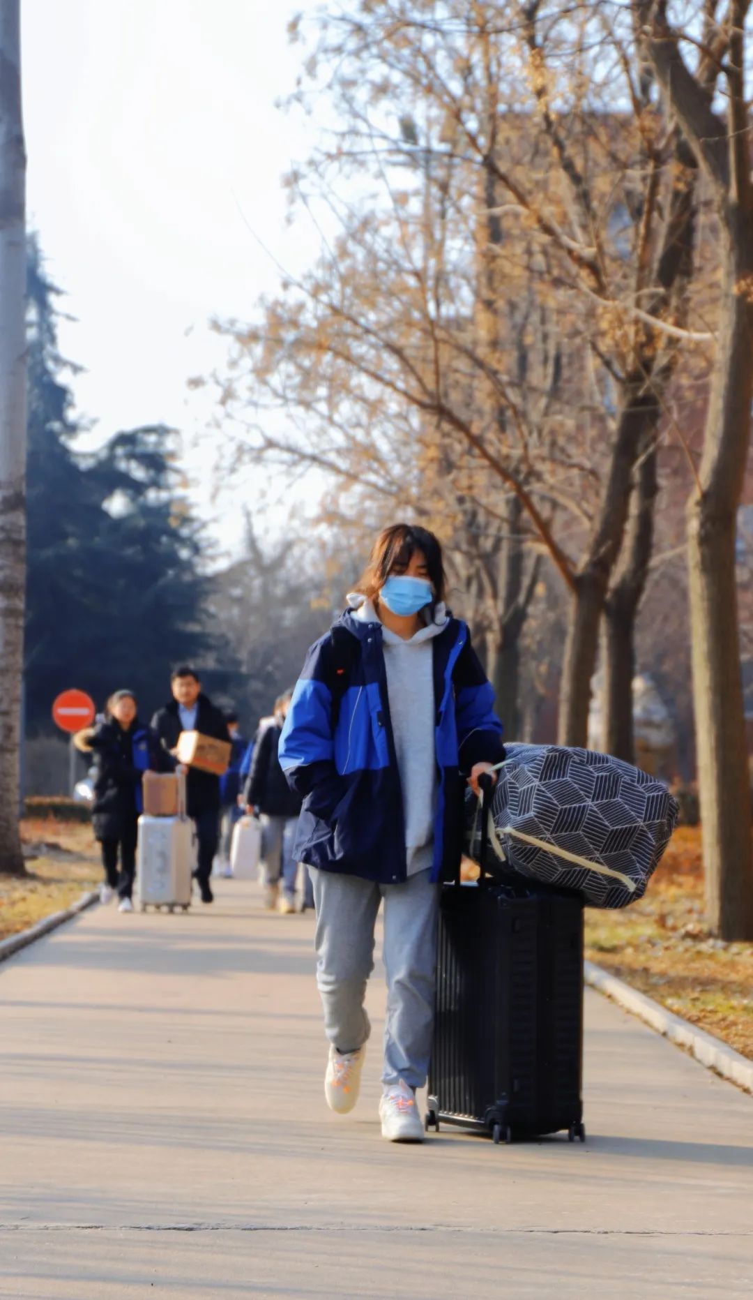 初春开学季，学子返校时