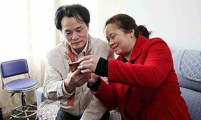 雇主跑路，拿不到工钱的保姆无私抚养两弃女，将她们培养成大学生