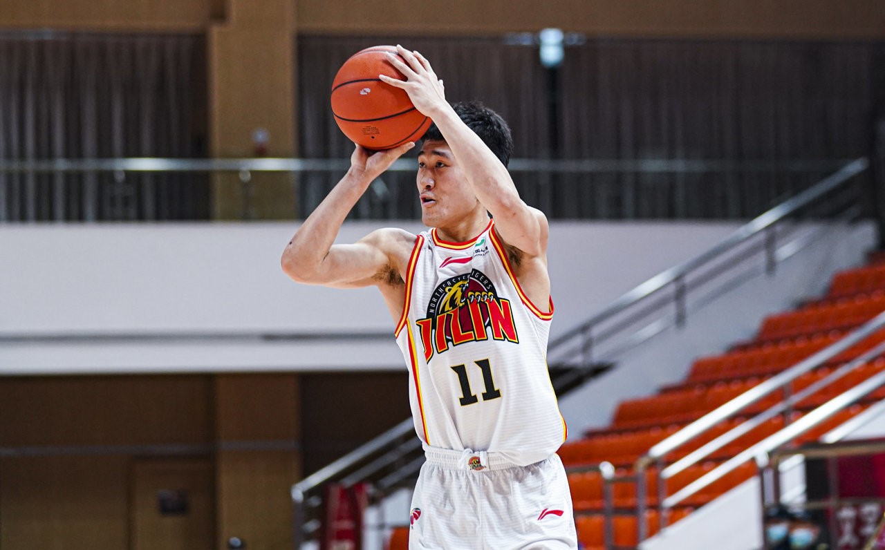 cba2019三分球大赛(00后三分神射姜伟泽:踢足球转练篮球,破cba三分球