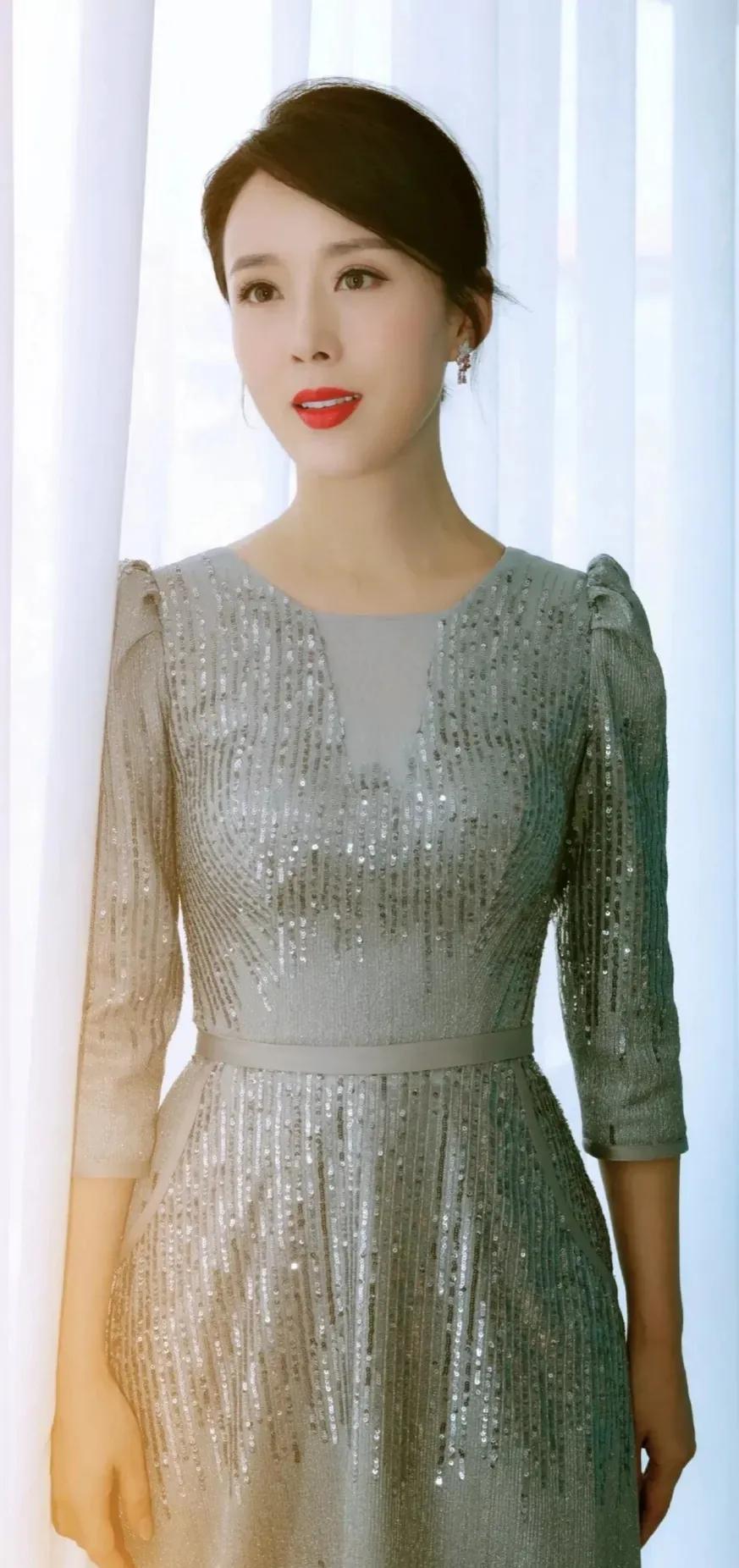 颜丹晨温柔对自己，打败时间，时尚又有女人味的美图合集