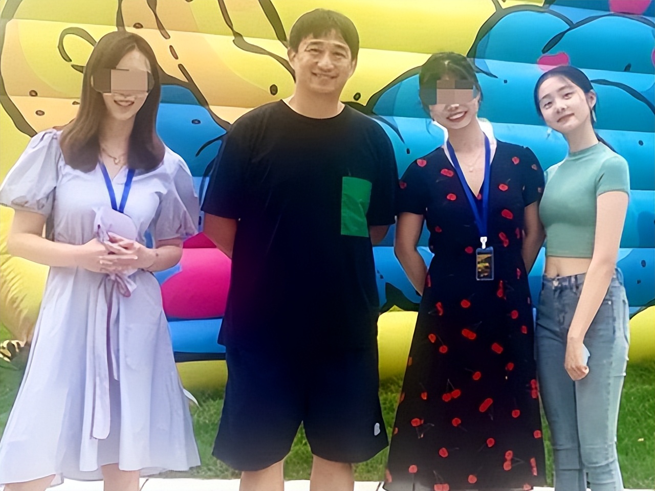 16岁黄多多晒自拍，穿吊带化淡妆甜美可人，颈上珍珠项链十分吸睛