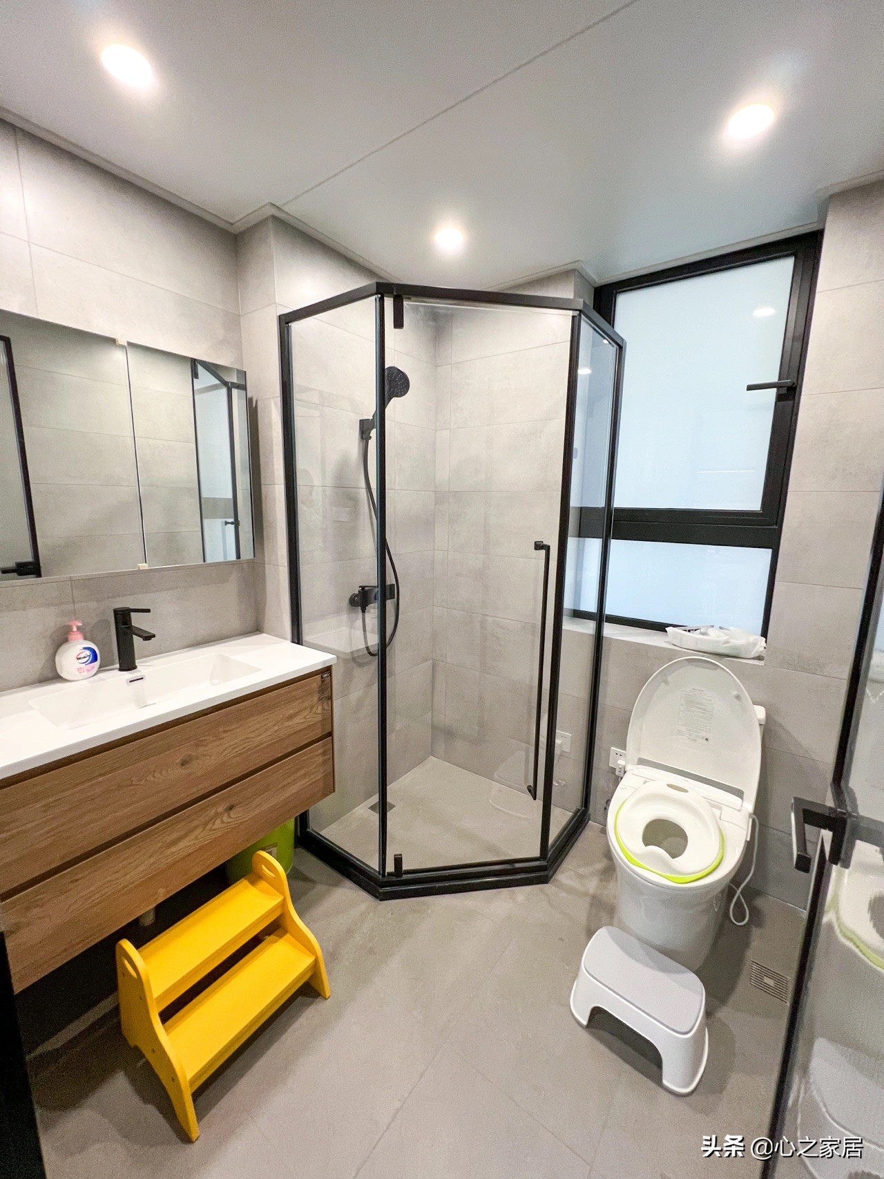 80㎡两室两卫装修的简约别致，空间利用充实，主卧衣帽间独特时尚