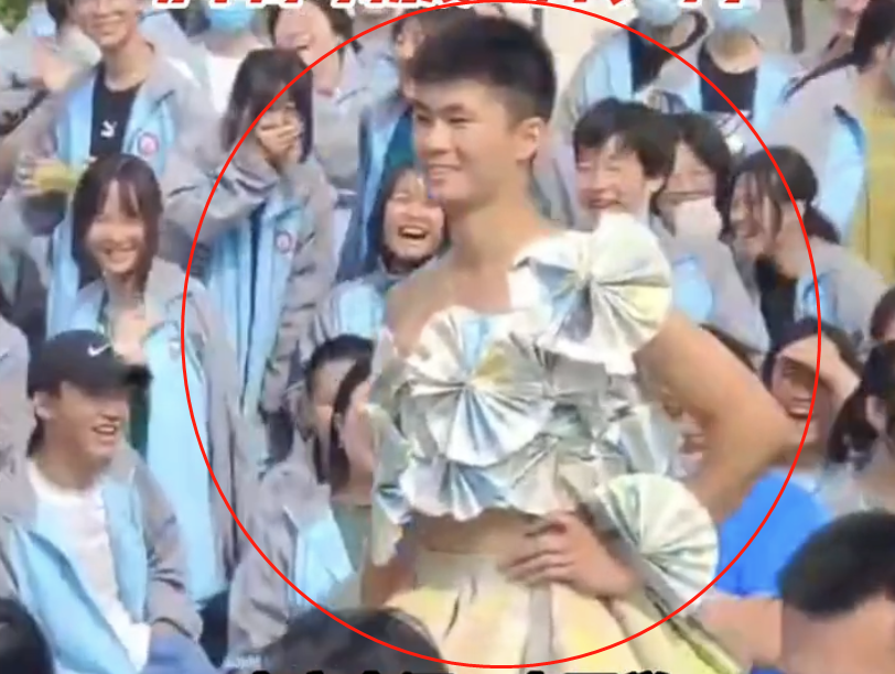 湖北一高中体育生校园走秀，自制纸裙子穿恨天高，获全校一致好评