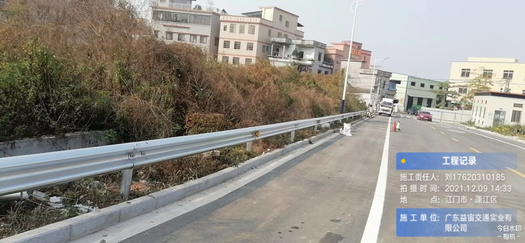 农村公路弯道多，安装护栏，行车心安