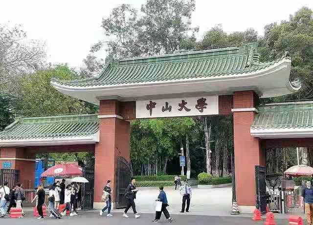 17岁农村女孩考上中山大学，为攒学费每天下地干活