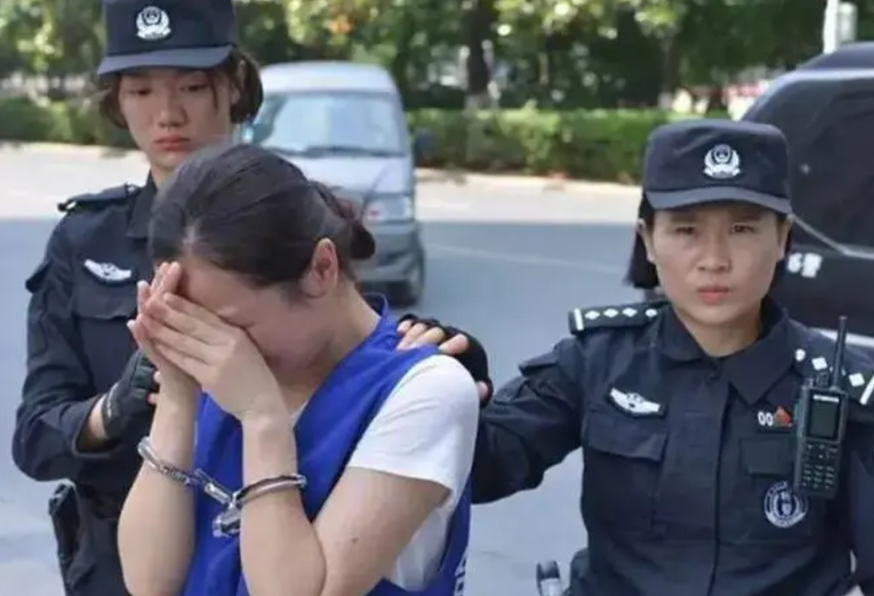 2009年，重庆200多名警察抓捕涉黑女老大，解救被困女性数百人