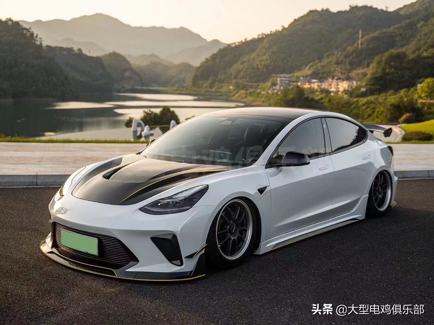 白色特斯拉model 3改装宽体套件