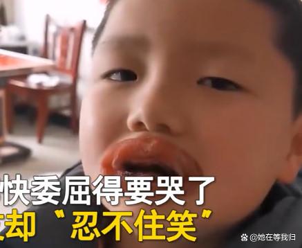 萌娃因“贪吃辣条”嘴巴肿成了香肠，孩子想哭，网友：柿饼？