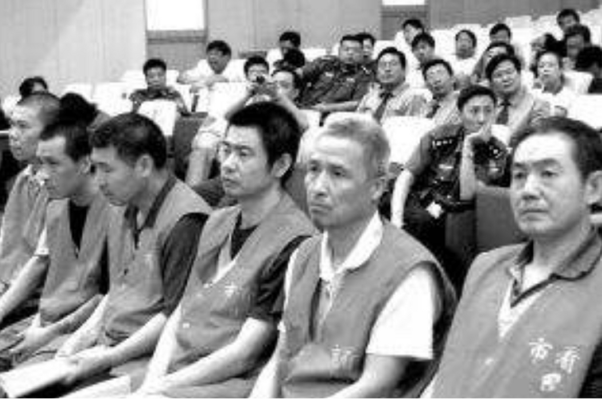 1998年儿子被伤害致死，父亲出家两年还俗，在仇人家门口引爆炸弹