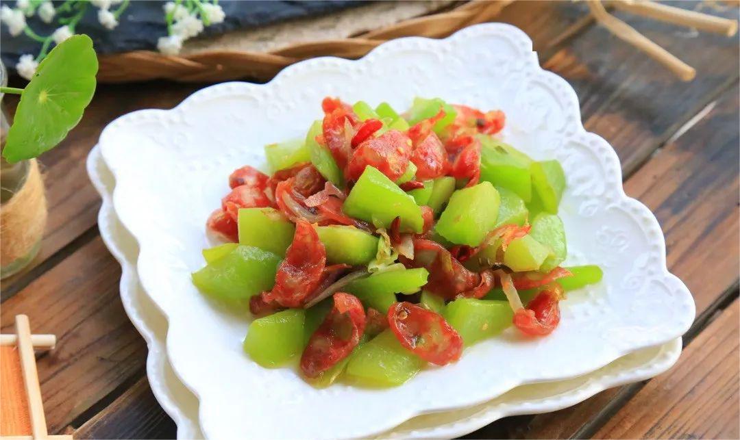 【莴笋炒香肠】做法步骤图 鲜美可口超下饭 刚上桌-起舞食谱网