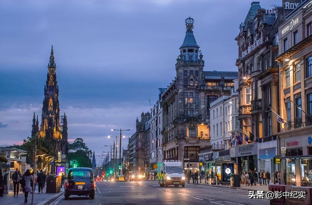 她被下药囚禁到地下室，当众多人性奴，报警后英国警方：你穿多少
