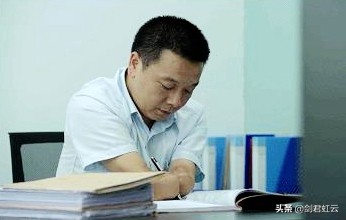 没有双臂怎么写字打字？怎么获取本科文凭？怎么创办律师事务所？