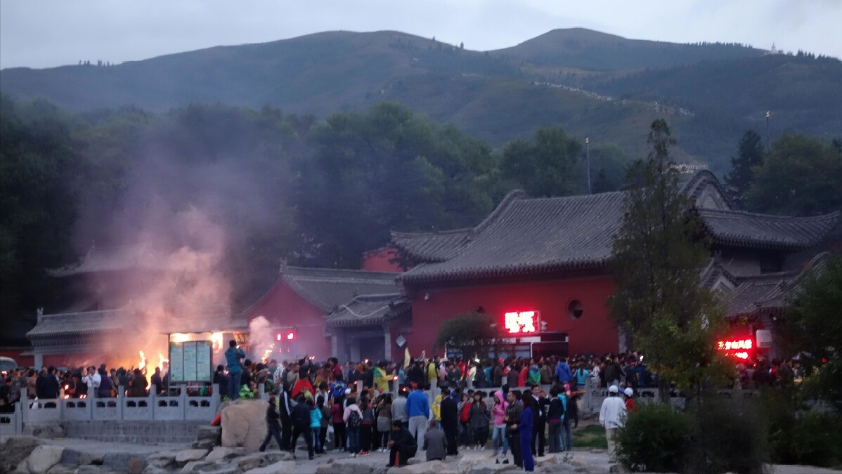 盘点全国10大求财最灵的寺庙，前仨歪果仁都喊真香，争着上头香