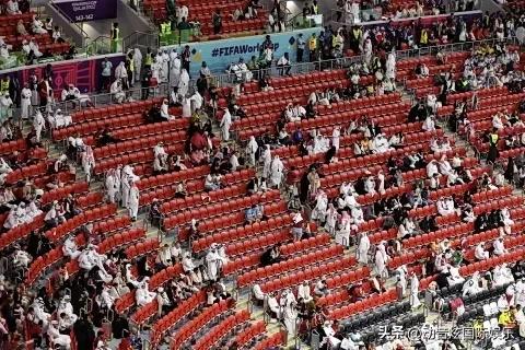 世界杯揭幕战，卡塔尔对阵厄瓜多尔，在数千个空座位前进行比赛