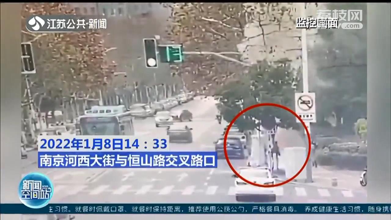 关键时刻出手相助！乘车老人突发疾病 南京驾驶员与乘客沉着施救