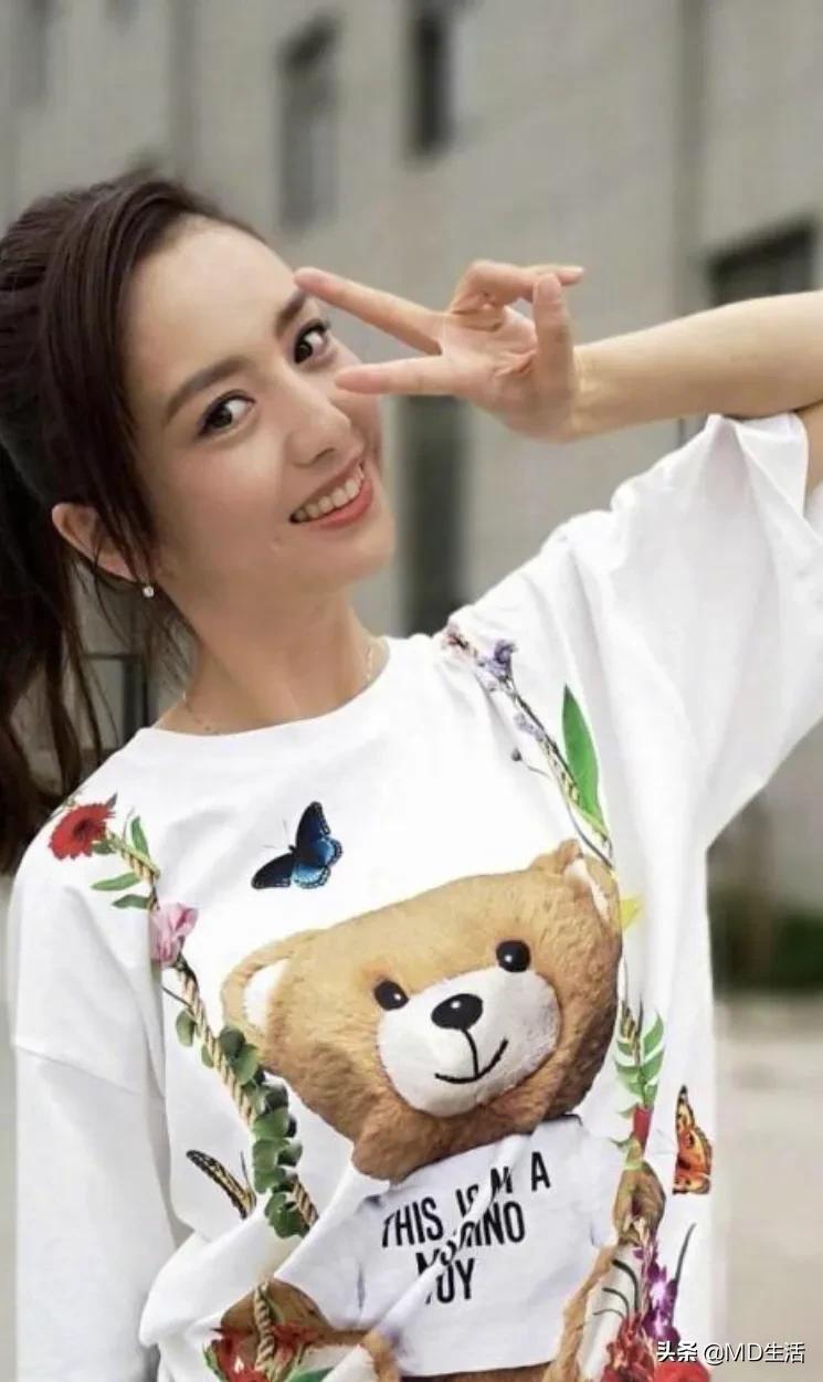 佟丽娅参加校园见面会，白色t恤配黑色短裙，就像个大学生