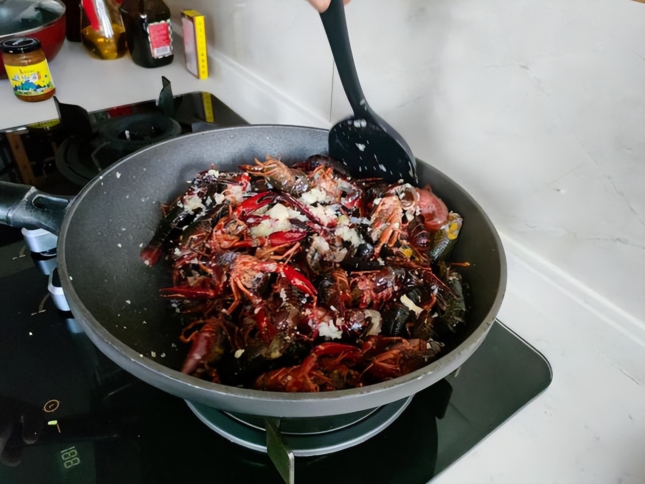 蒜蓉小龙虾怎么做（太香了！蒜泥小龙虾这么做，连虾壳都特别鲜，1顿3斤不够吃）