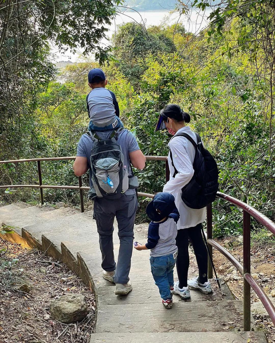 胡杏儿夫妇带俩儿子去捡贝壳，亲子活动温馨有爱，奕霖累到走不动