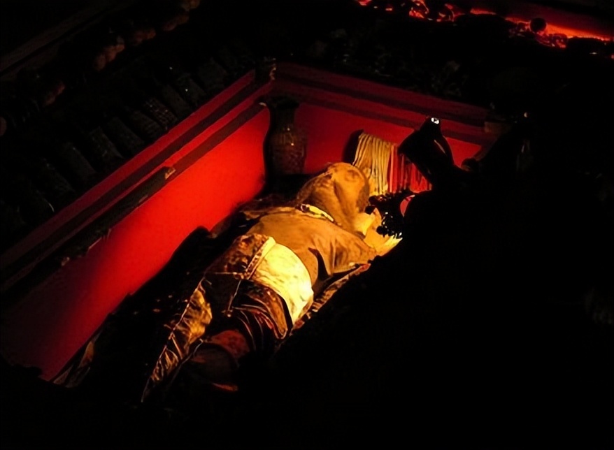 古代皇帝爱用嫔妃殉葬人是死于进墓穴前还是之后前者更人性化