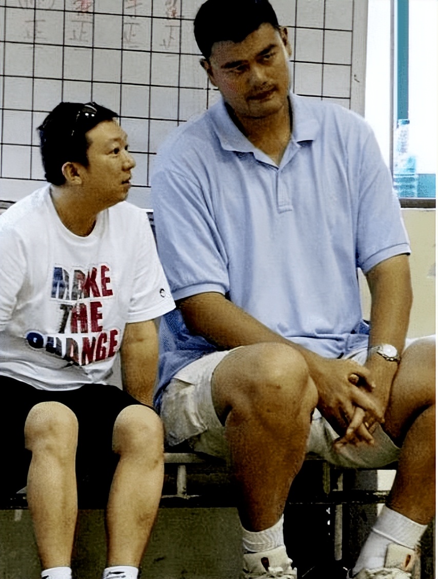 姚明和奧尼爾的合影（姚明體型太“非人類”！喝水如喝口服液 奧尼爾在身邊似小鳥依人）