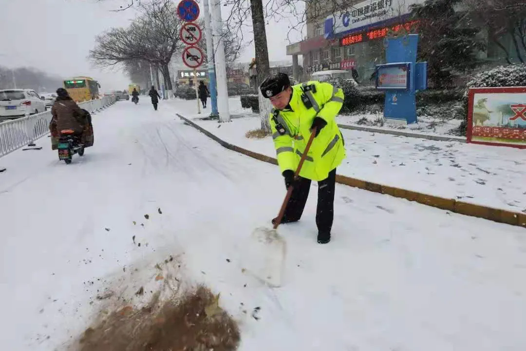 战风斗雪！风雪路上的“警察蓝”很安心