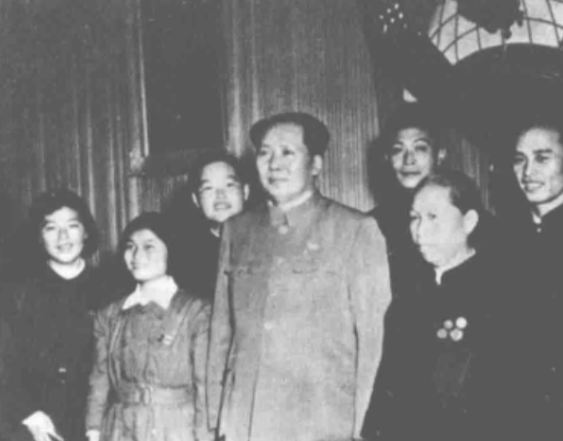 1950年，毛主席新画像挂上天安门，北京市民：怎么只有一只耳朵？