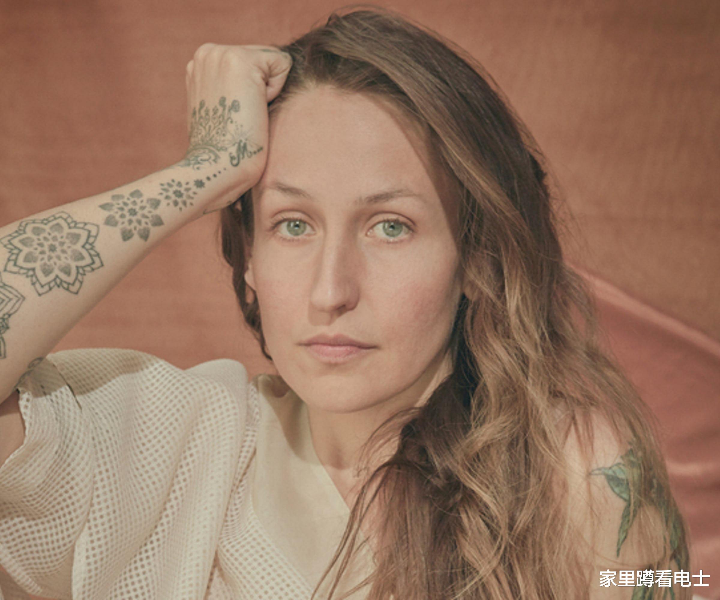 月嫂太漂亮，产妇因为自卑将其开除，好莱坞女谐星也有容貌焦虑