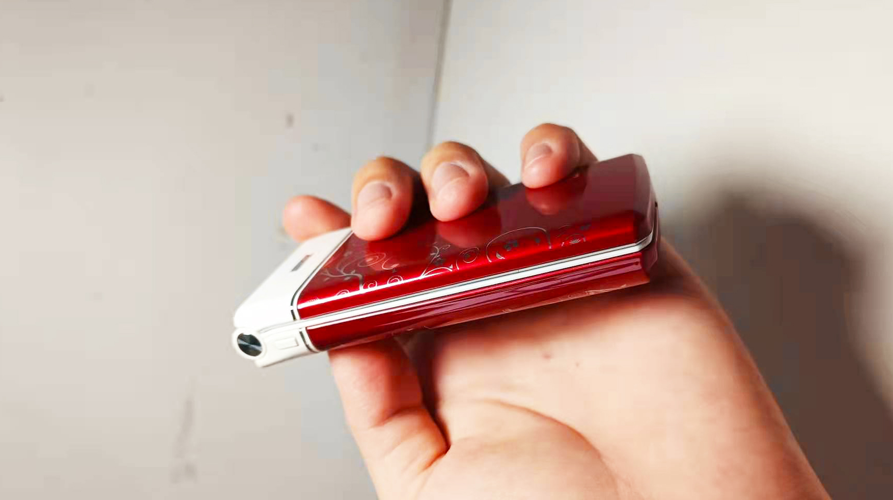 使用可拆卸外壳设计,这款老旧步步高翻盖机,当年专属听音乐工具