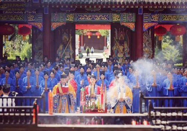 60年代末，最后一任张天师撒手人寰后继无人，接班乱象频出