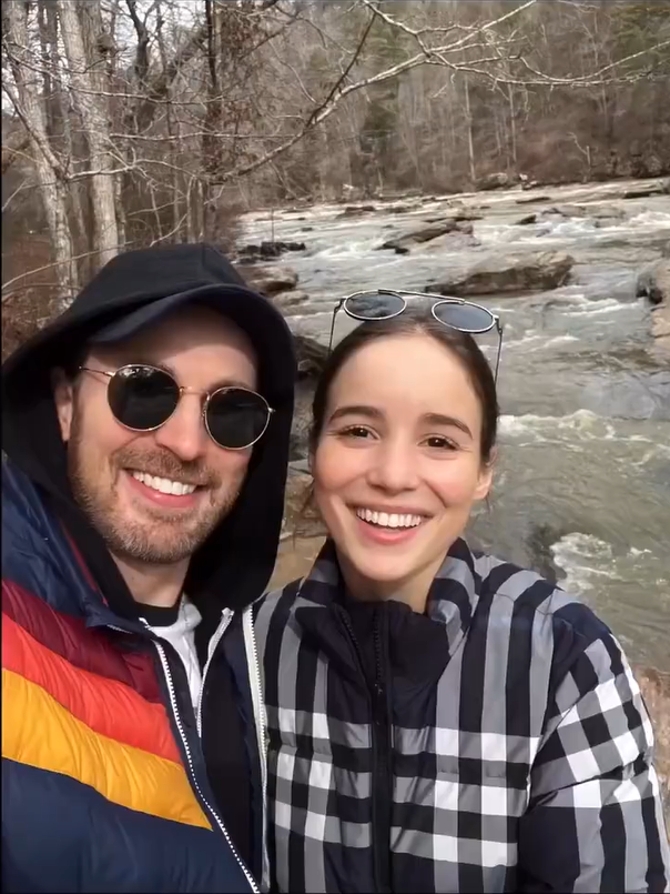 克里斯·埃文斯撒**!晒出与女友亲密合照,但还是狗最抢镜