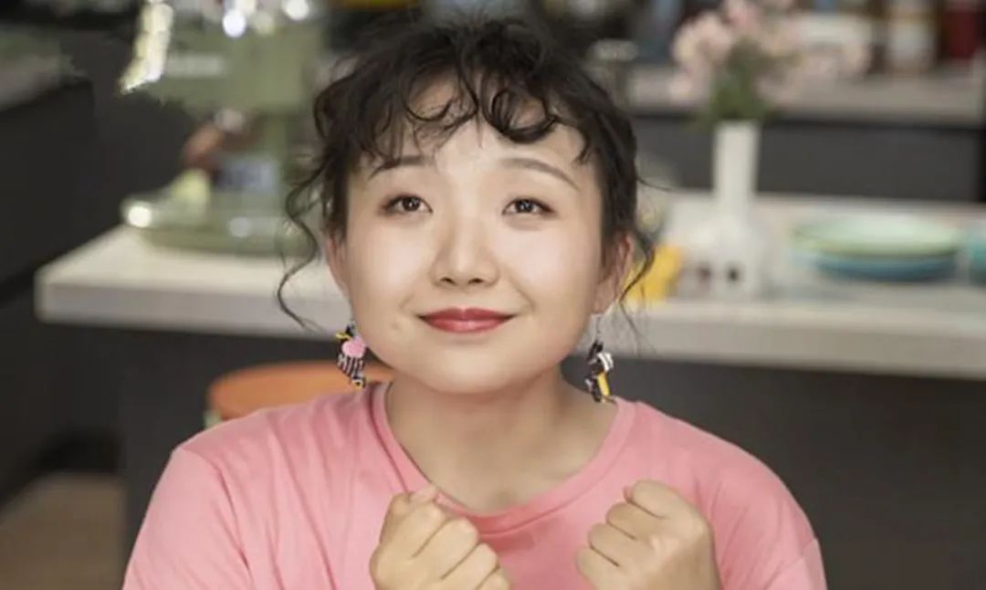 辣目洋子本名"李嘉琪",在近两年中也是频繁出现在大荧幕上,并顺利成为